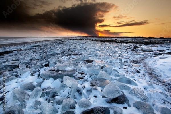 Fototapeta 夕焼けと流れ着いた氷群（豊頃町）