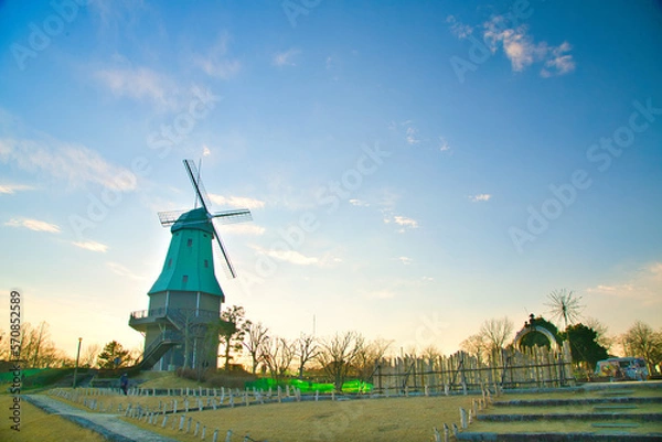 Fototapeta コピースペース用青空のもとの風車