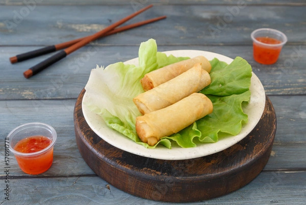 Obraz Nems sur une assiette. Cuisine asiatique.