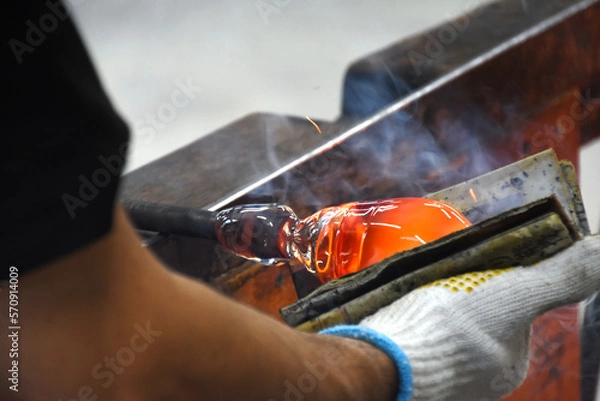 Obraz 薩摩切子ガラス工場の吹きガラスの成型
