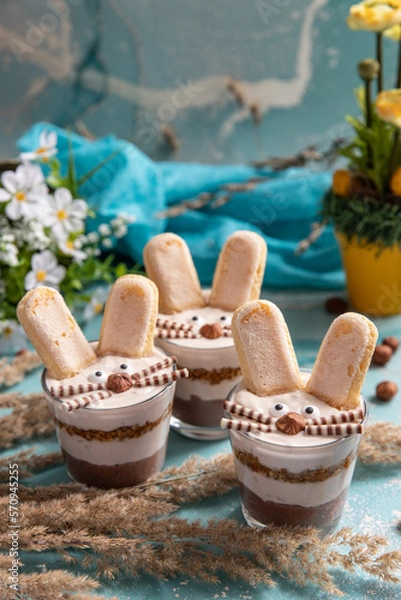 Fototapeta Hase im Glas geschichtet als Dessert zu Ostern auf blauem Hintergrund