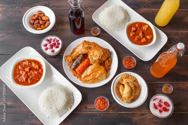 Obraz Assortiment de plats traditionnels africains sénégalais (mafé, pastels, thiakry, thiou, tiep, yassa, bissap). Concept de restaurant africain. 