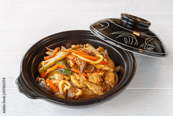 Obraz Wok de nouilles udon aux légumes de saison. Plat typique de Mongolie.