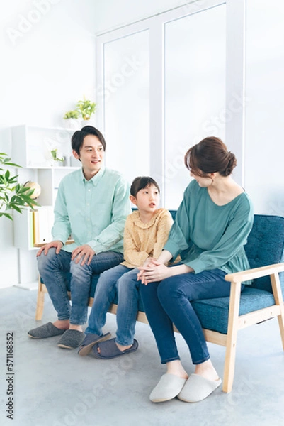 Fototapeta リビングデくつろぐ親子