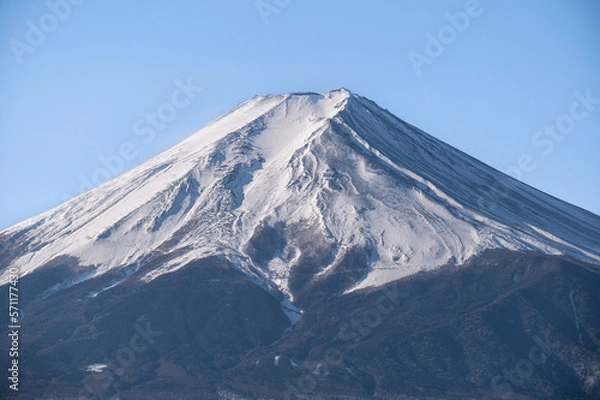 Fototapeta 山梨県富士吉田市　新倉山浅間公園の五重塔と冠雪した富士山