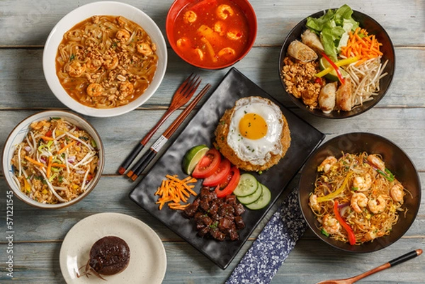 Obraz Composition des plats asiatique dans une vaisselle colorée, servie sur fond rustique bleu, vue de dessus. Ensemble de cuisine chinoise, vietnamienne, thaïlandaise. 