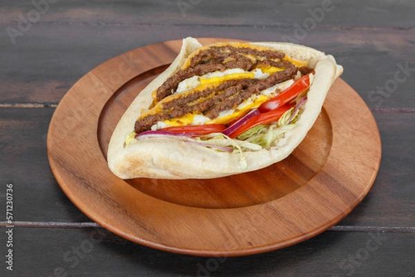 Obraz Sandwich triple steak maison dans une assiette sur une table en bois. Döner Kebab gros plan.