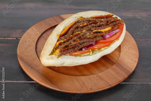 Obraz Sandwich triple steak maison dans une assiette sur une table en bois. Döner Kebab gros plan.
