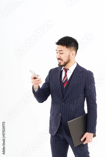 Fototapeta スマートフォンを操作するスーツ姿の男性