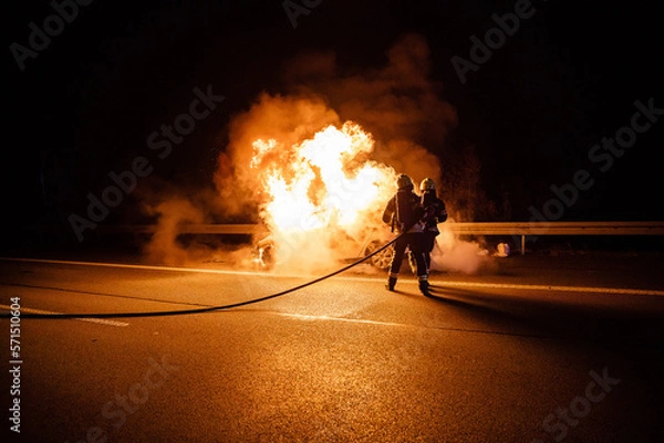 Obraz Feuerwehr löscht brennendes Auto