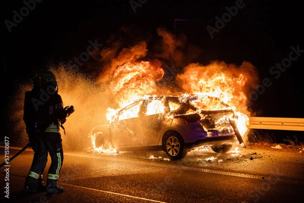 Obraz Feuerwehr löscht brennendes Auto