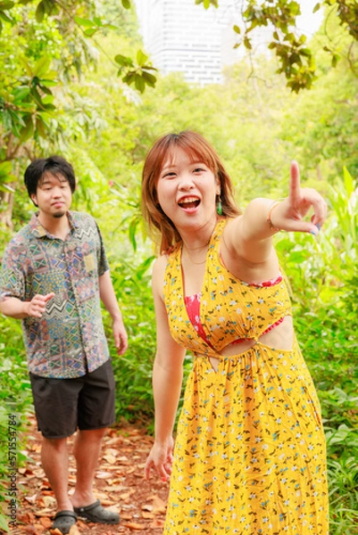 Fototapeta 森の中をはしゃぐ女の子と振り回される男の子