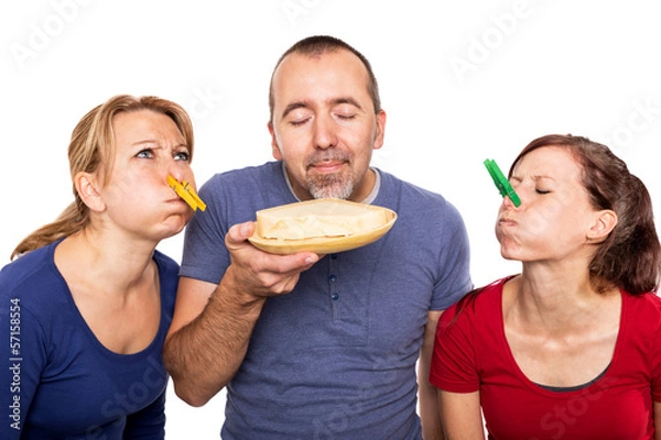 Obraz mann riecht an stinkendem käse