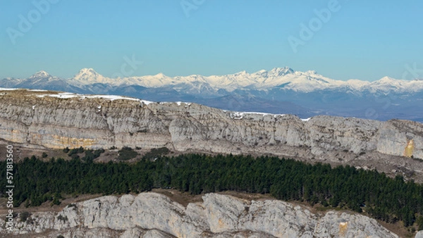 Obraz Panorámica de la cordillera Cantábrica y el paisaje calizo de Las Loras vista desde la peña Amaya en Burgos. Tomada en febrero de 2023.