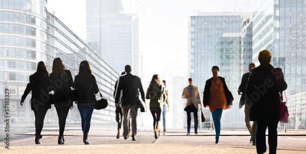 Obraz Duża grupa ludzi na jasnym tle. Panorama.