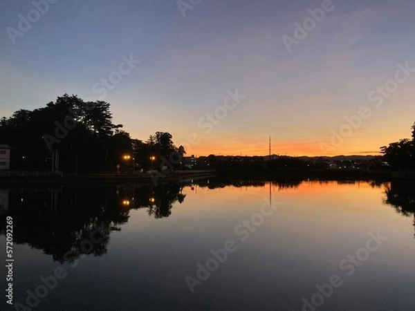 Fototapeta 善宝池の夕焼けリフレクション