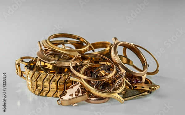 Obraz A scrap of gold. Old and broken jewelry, watches of gold and gold-plated on a grey background.
