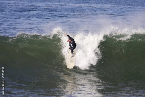 Obraz homme en smoking entrain de surfer