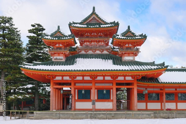 Fototapeta 積雪の京都市平安神宮 白虎楼