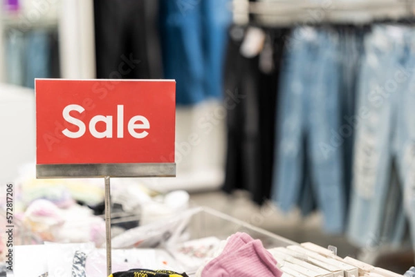 Obraz 'SALE' 표지판이 놓여진 의류 매장
