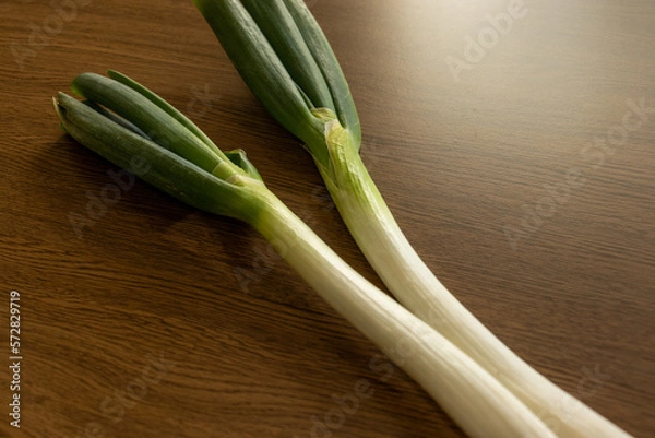 Fototapeta 木の板の上に白い長ネギ