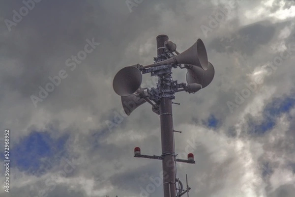 Obraz 嵐の中の防災放送