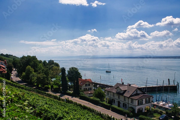 Fototapeta view of the lake Constance with a road and houses in foreground