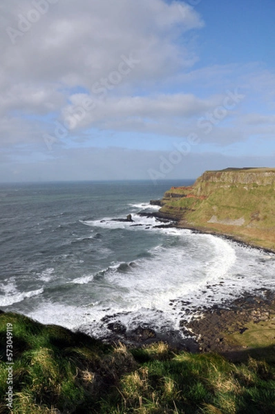 Fototapeta Wybrzeże Oceanu Atlantyckiego, Irlandia Północna, okolice Gigants Causeway, Zielone Wybrzeże, Okolice Grobli Olbrzyma, urlop, spacer, wolny czas, cud natury, klif.