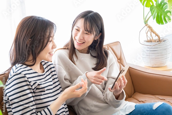 Obraz スマホを見て盛り上がる2人の女性