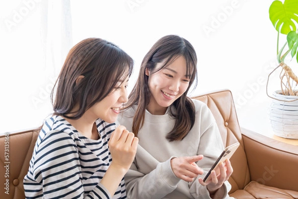 Obraz スマホを見て盛り上がる2人の女性