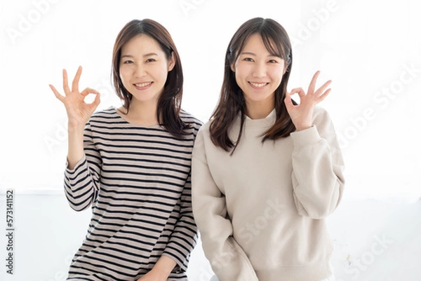 Obraz OKマークをする2人の女性