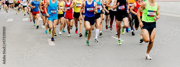 Obraz duża grupa biegaczy biegających w maratonie na ulicy miasta