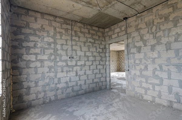Fototapeta Construction of an individual residential building, view of the corner of the room, one of the walls with a doorway