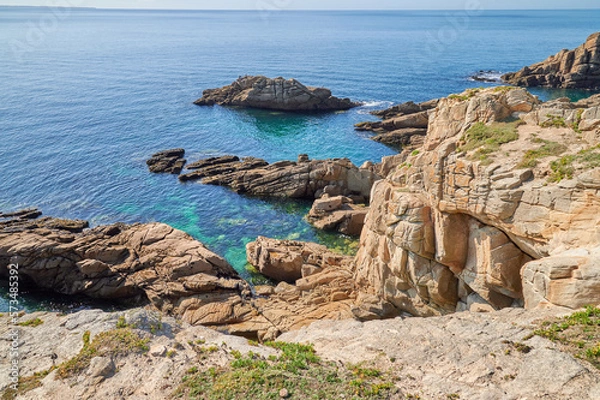Obraz Sonnen überflutete Felsenkpste mit klarem Meerwasser
