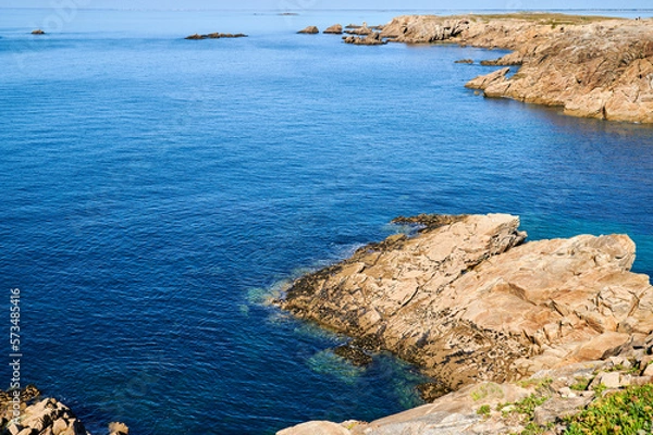 Obraz Sonnen überflutete Felsenkpste mit klarem Meerwasser