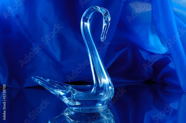 Fototapeta glass swan on blue