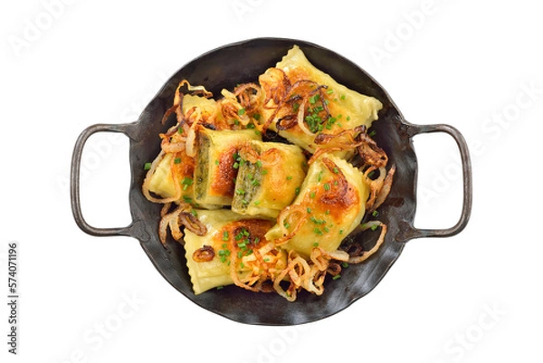 Fototapeta Gebratene schwäbische Maultaschen mit Röstzwiebeln in der Eisenpfanne auf weißem Hintergrund - Fried Swabian meat ravioli with roasted onions served in an iron frying pan on white background