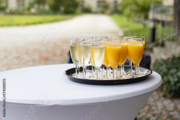 Obraz Sektempfang , volle Gläser auf einem Tablett Sekt und Saft