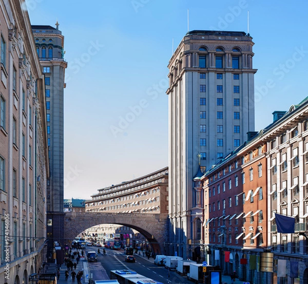 Fototapeta arch bridge between two high-rise buildings across the highway to stockholm