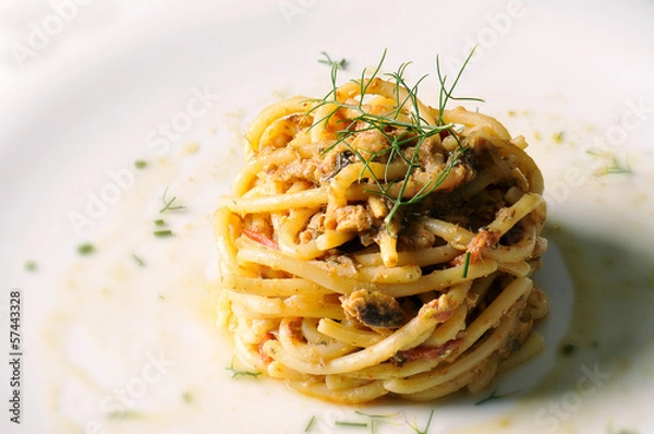 Obraz maccheroni con alici, uvetta e pinoli