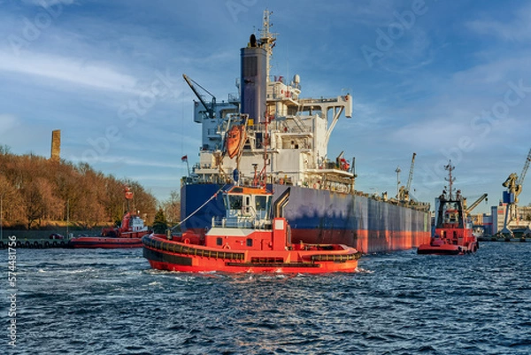 Obraz Port of Gdansk, Baltic Sea, A large bulk carrier with a displacement of 81,703 t DWT, built in 2019, enters the port with the assistance of tugboats, the ship is 228.99 meters long, 32 meters wide, an
