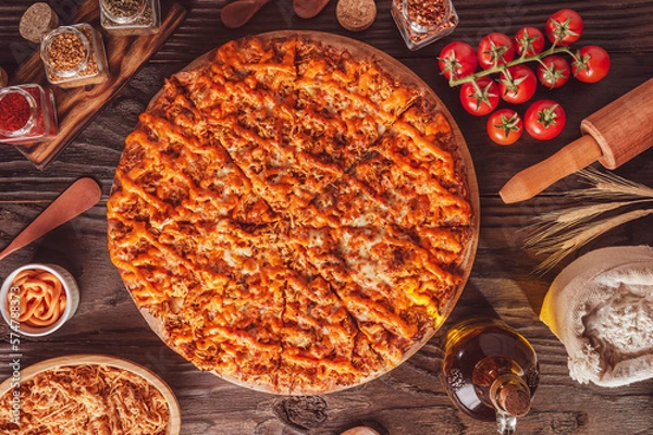 Fototapeta Brazilian pizza with tomato sauce, mozzarella, chicken, cheddar and oregano (Pizza de frango com cheddar)
