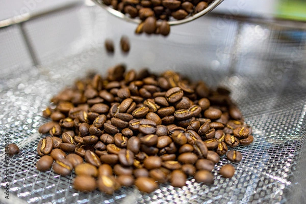 Obraz 焙煎機から取り出しているコーヒー豆