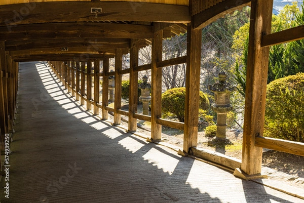 Fototapeta 日本　岡山県岡山市北区吉備津にある吉備津神社の回廊