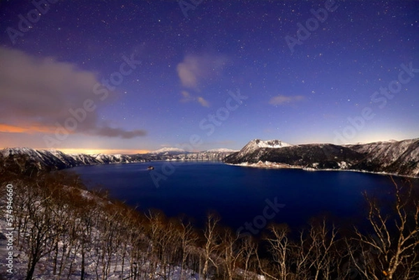 Obraz 雪化粧した摩周湖と満天の星空（左上にZTF彗星)
