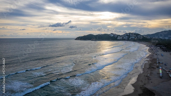 Fototapeta vista aérea de atardecer en playa de Acapulco