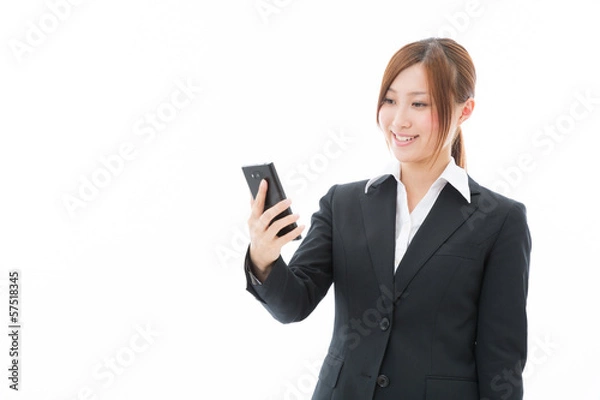 Fototapeta スマートフォンを見る女性　ビジネス