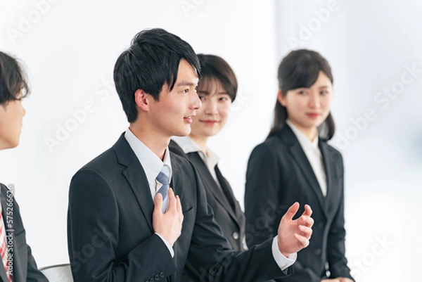 Fototapeta グループ面接で熱意を語る就活生