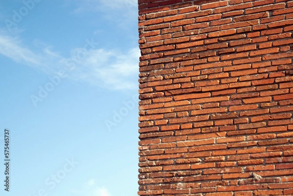 Obraz Wall of red brick and blue sky.