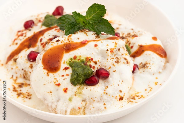 Fototapeta Dahi Bhalla Also Called Dahi Vada, Dahi Bhalle Or Dahi Bada Are Fried Lentil Dumplings Made Of Soaked Split Urad Dal And Moong Daal Topped With Whip Curd, Masala Powder, Meethi, Hari Pudina Chutney